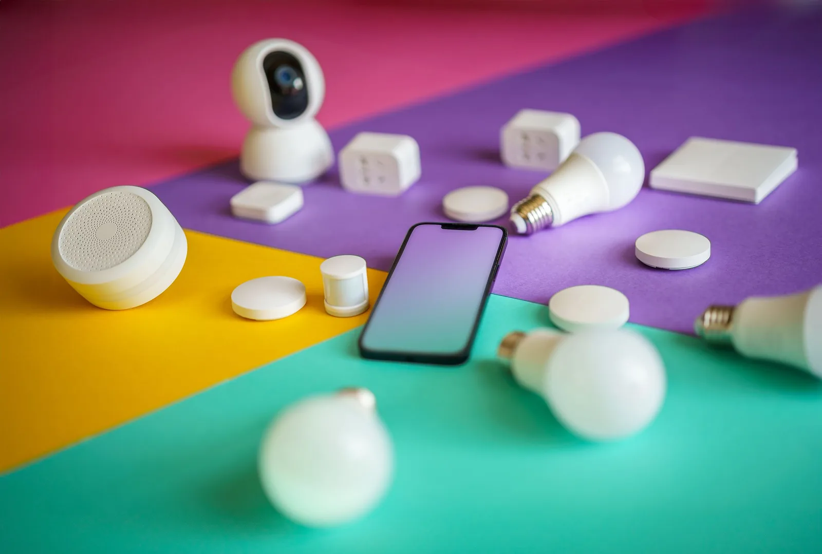 Smartfon z aplikacją do sterowania urządzeniami smart home w tle nowoczesnego salonu
